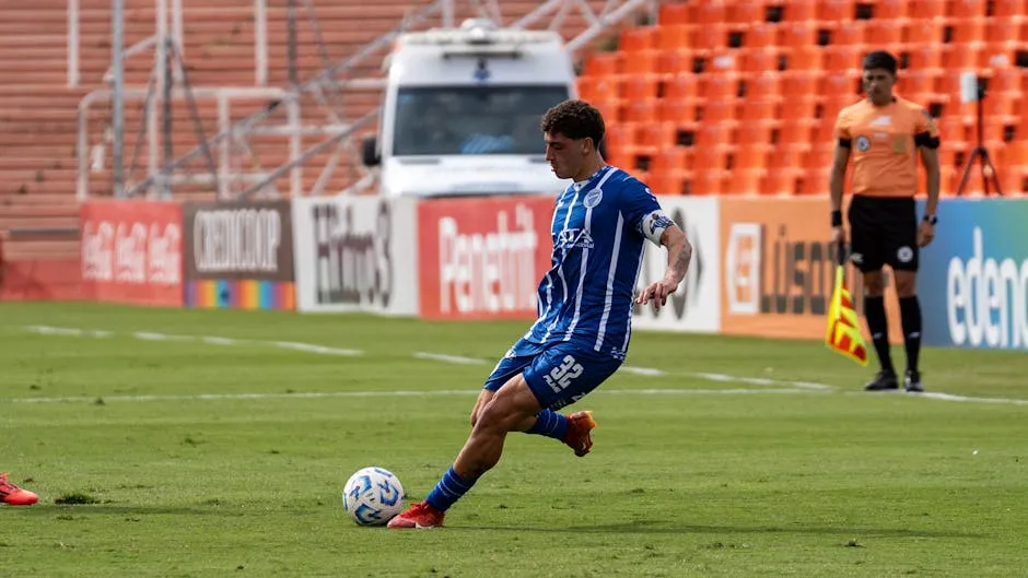 Fotografie cu un jucător de fotbal care marchează un gol, ilustrând pariul pe oricine marchează în ghidul de pariuri pe oricând marcator.